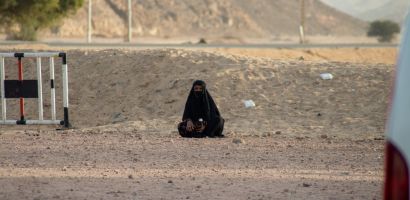 Beduin nő az út mellett