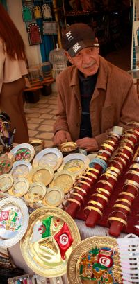 F&eacute;mműves az &aacute;r&uacute;j&aacute;val