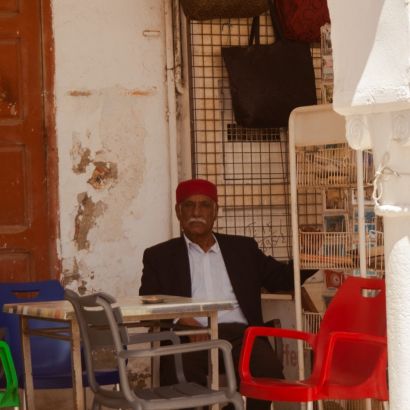 Tun&eacute;ziai f&eacute;rfi hagyom&aacute;nyos &ouml;lt&ouml;zetben