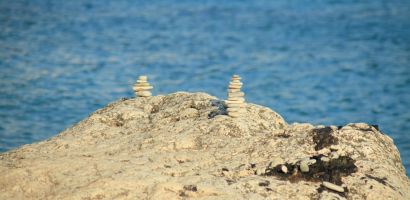 Kőkert a tengerparton.