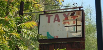 Taxiállomás táblája a varoshai szellemvárosban 