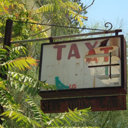 Taxiállomás táblája a varoshai szellemvárosban Taxiállomás táblája a varoshai szellemvárosban