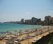 Varosha szellemváros tengerpartja a famagustai strandról