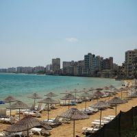 Varosha szellemváros tengerpartja a famagustai strandról Varosha szellemváros tengerpartja a famagustai strandról