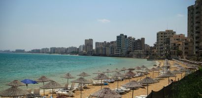Varosha szellemváros tengerpartja a famagustai strandról Varosha szellemváros tengerpartja a famagustai strandról