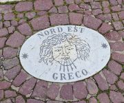 Az egyik féldombormű a Szent Péter téren