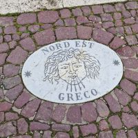 Az egyik féldombormű a Szent Péter téren Az egyik féldombormű a Szent Péter téren